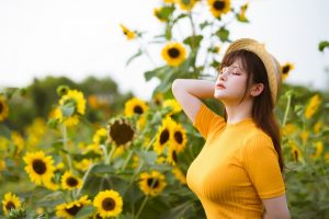 探索前羽_rr与《向日葵》，夏日花海自拍的艺术之旅-柏格西